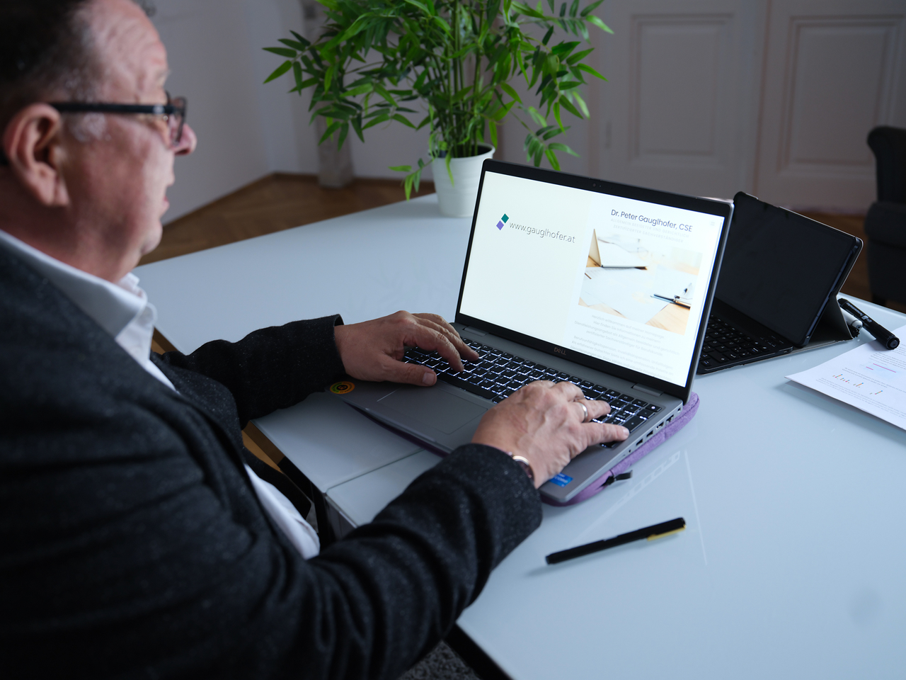 Dr. Peter Gauglhofer beim Kundengespräch